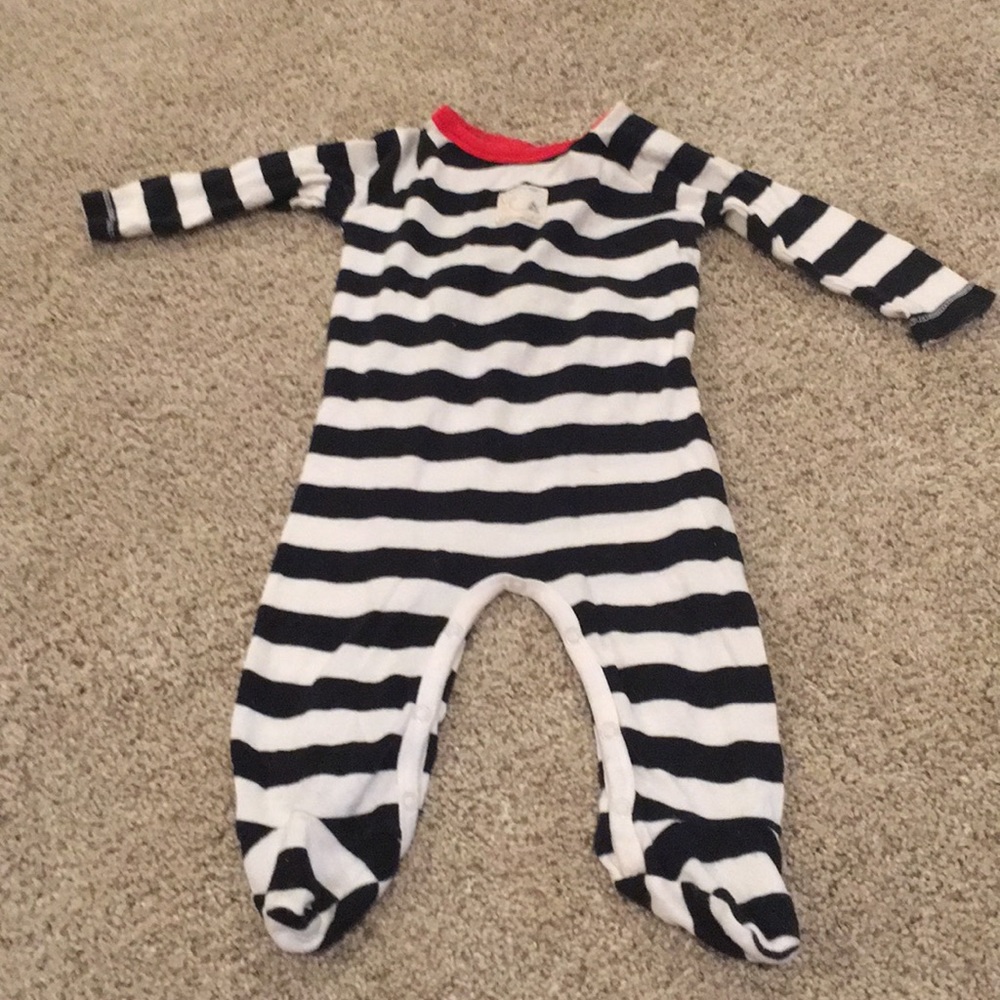 Burt’s bees onesie 🐝